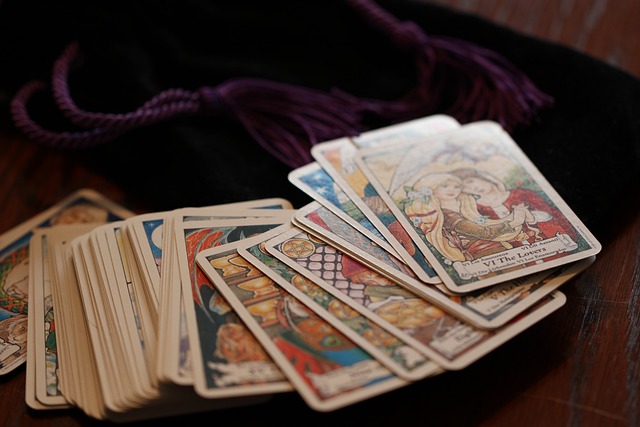 Reseña crítica sobre la ⁢baraja​ de‍ tarot⁤ diseñada por un​ renombrado pintor