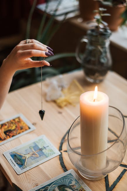 1. El fascinante‌ mundo ​del tarot: ¿Quién diseñó una baraja tan emblemática?