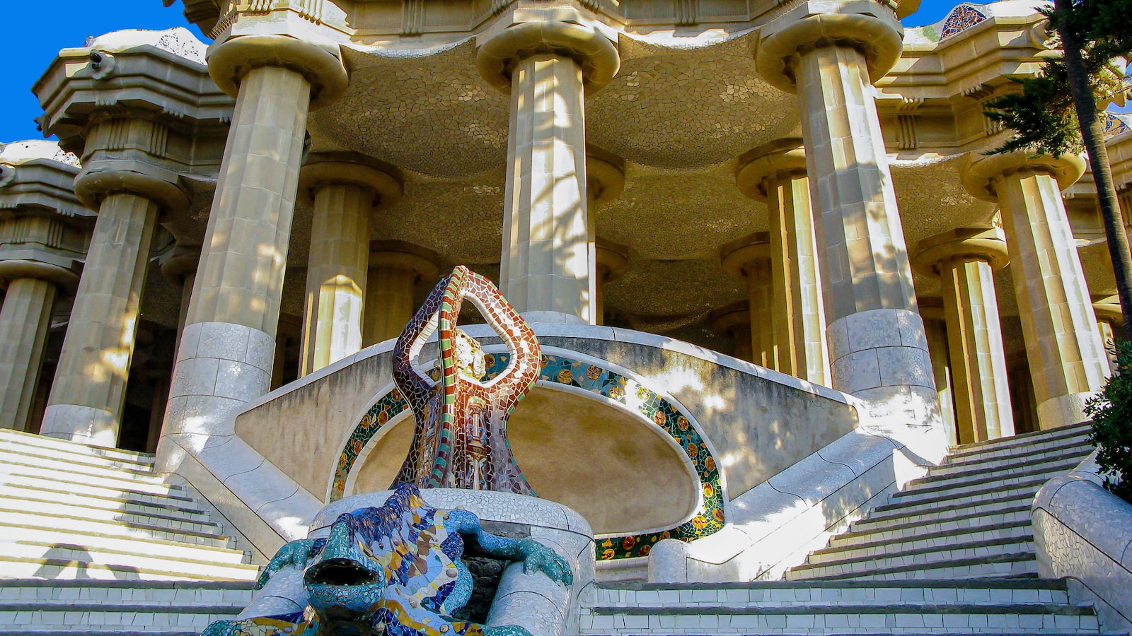 Sumérgete en el ​mundo ​surrealista de Antoni Gaudí: ⁤Recomendaciones para una visita inolvidable